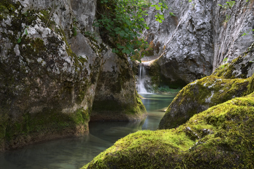 Бистра планинска вода која се прелива кроз природне базене у близини села Нишевац