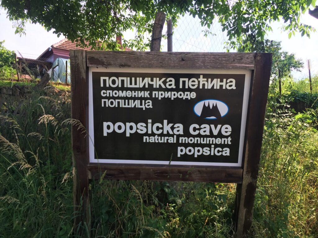 Информативна табла испред заштићеног споменика природе Попшичка пећина