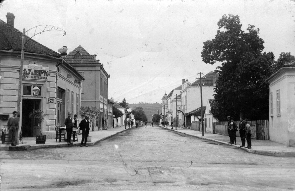 Старе фотографије Сврљига чувају успомену на изглед варошице и њен развој кроз време.